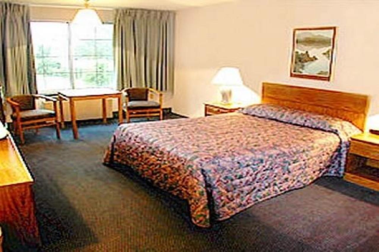 Aurora Fox Valley Inn Екстер'єр фото