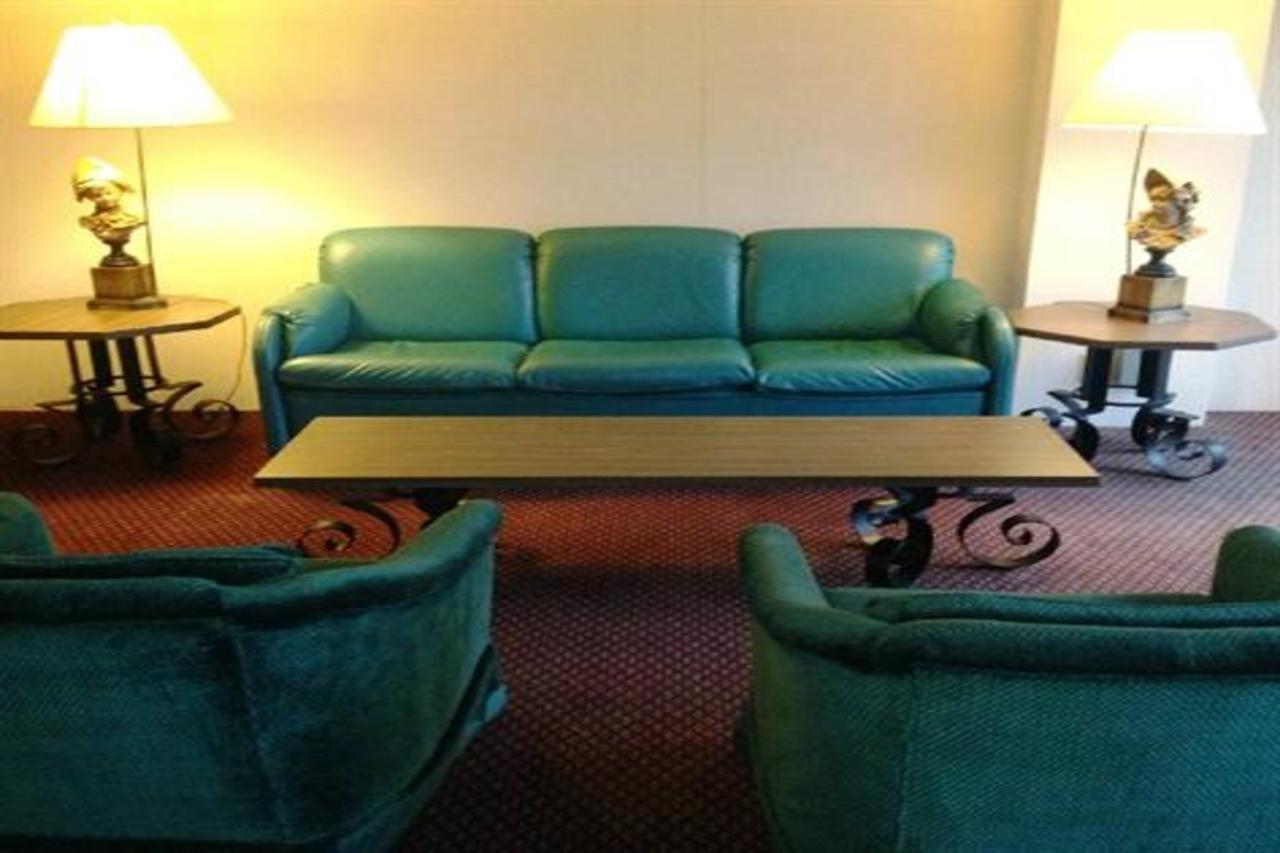 Aurora Fox Valley Inn Екстер'єр фото