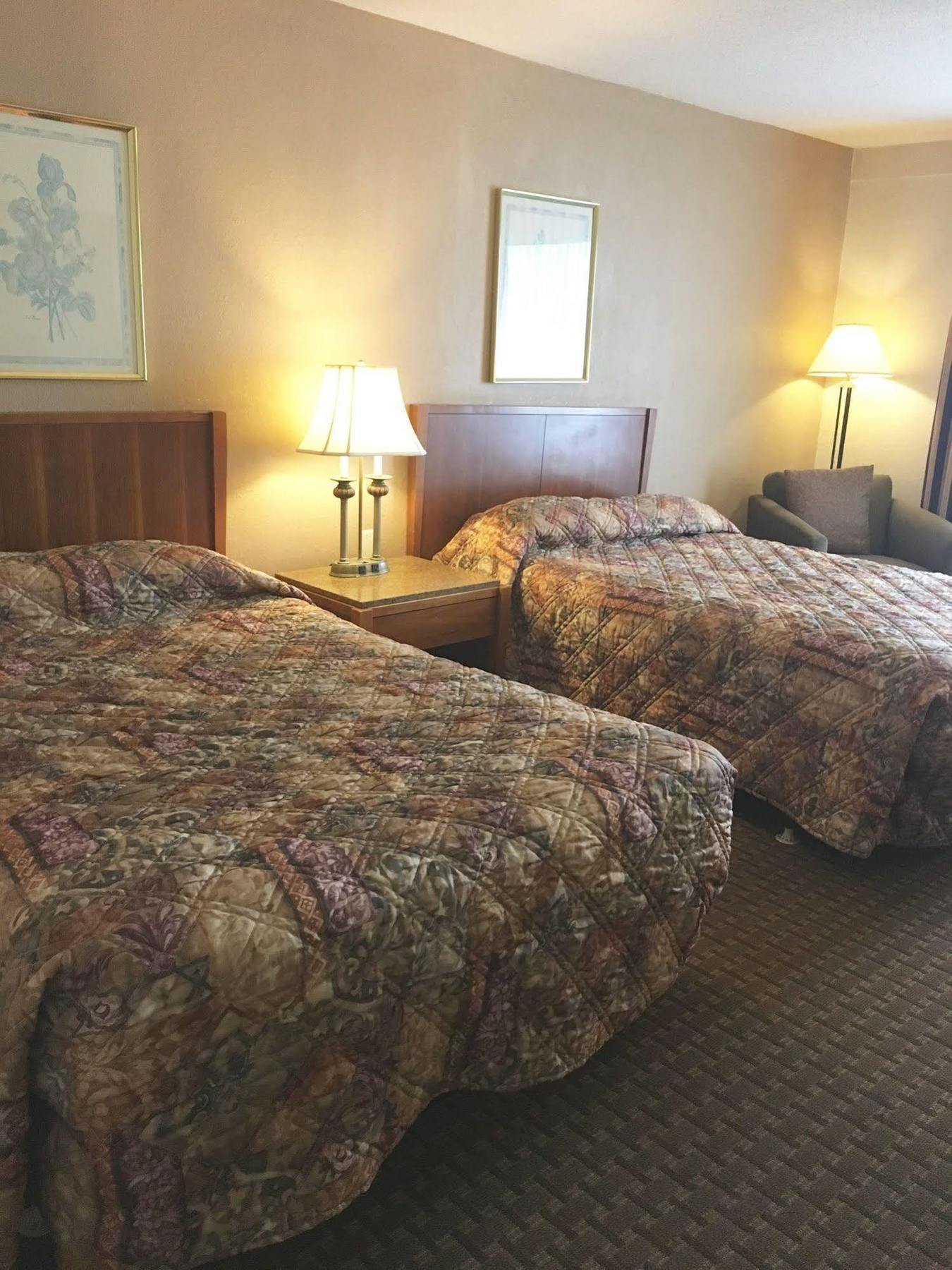 Aurora Fox Valley Inn Екстер'єр фото