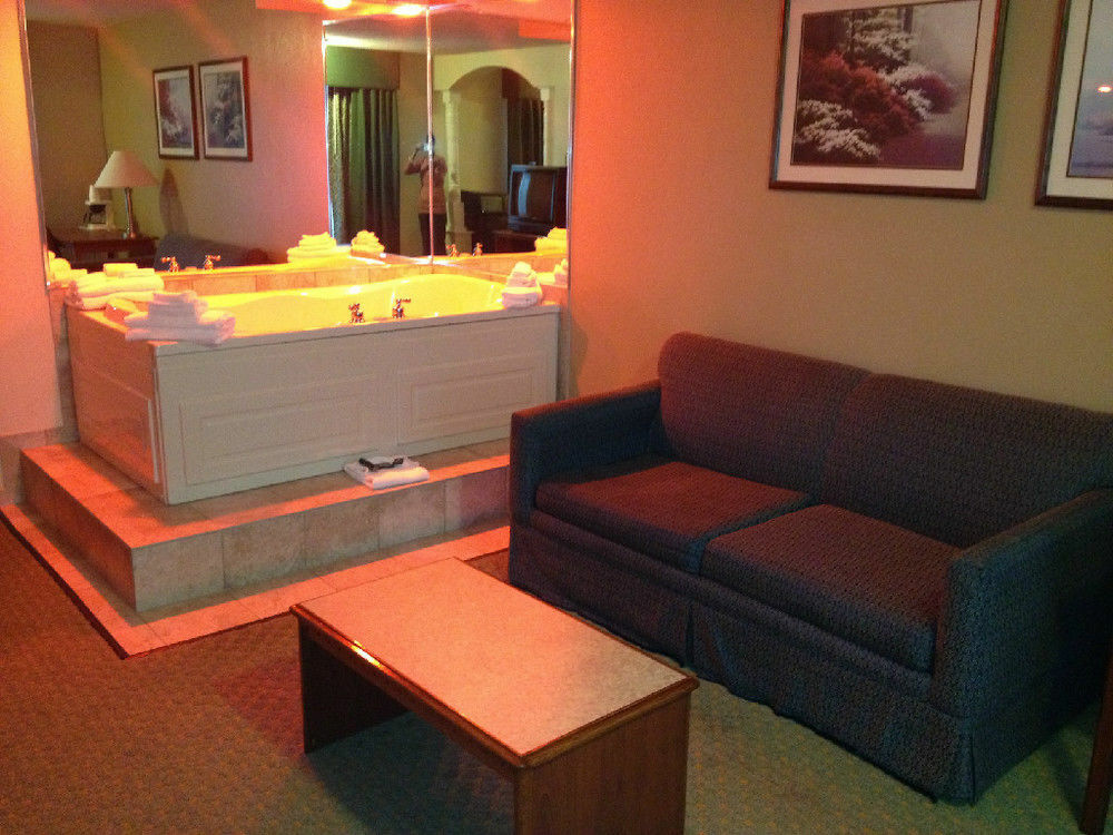 Aurora Fox Valley Inn Екстер'єр фото